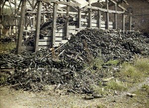 損傷の激しいヴォクロット蒸留所の遺跡、カフィー、アイヌ、フランス、1917年（オートクロム） 作： Fernand Cuville